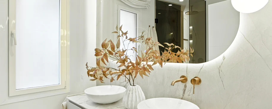 Apartament impecabil renovat, orientat spre sud, cu vedere la plajă, cu grădină, situat în comunitatea exclusivistă Menara Beach, pe căutata New Golden Mile
