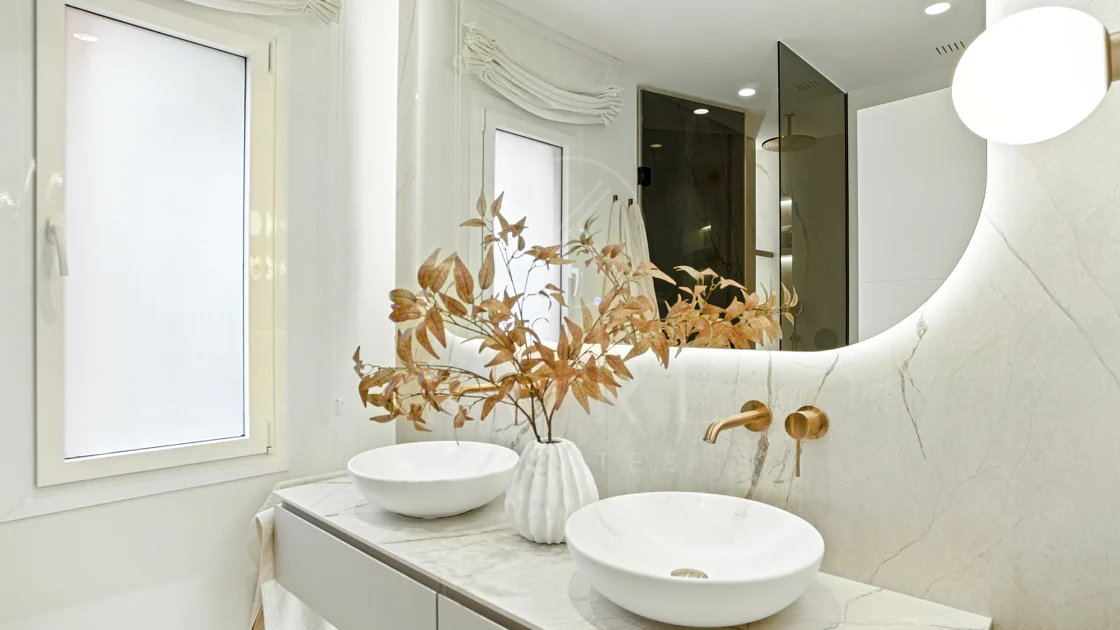 Apartament impecabil renovat, orientat spre sud, cu vedere la plajă, cu grădină, situat în comunitatea exclusivistă Menara Beach, pe căutata New Golden Mile