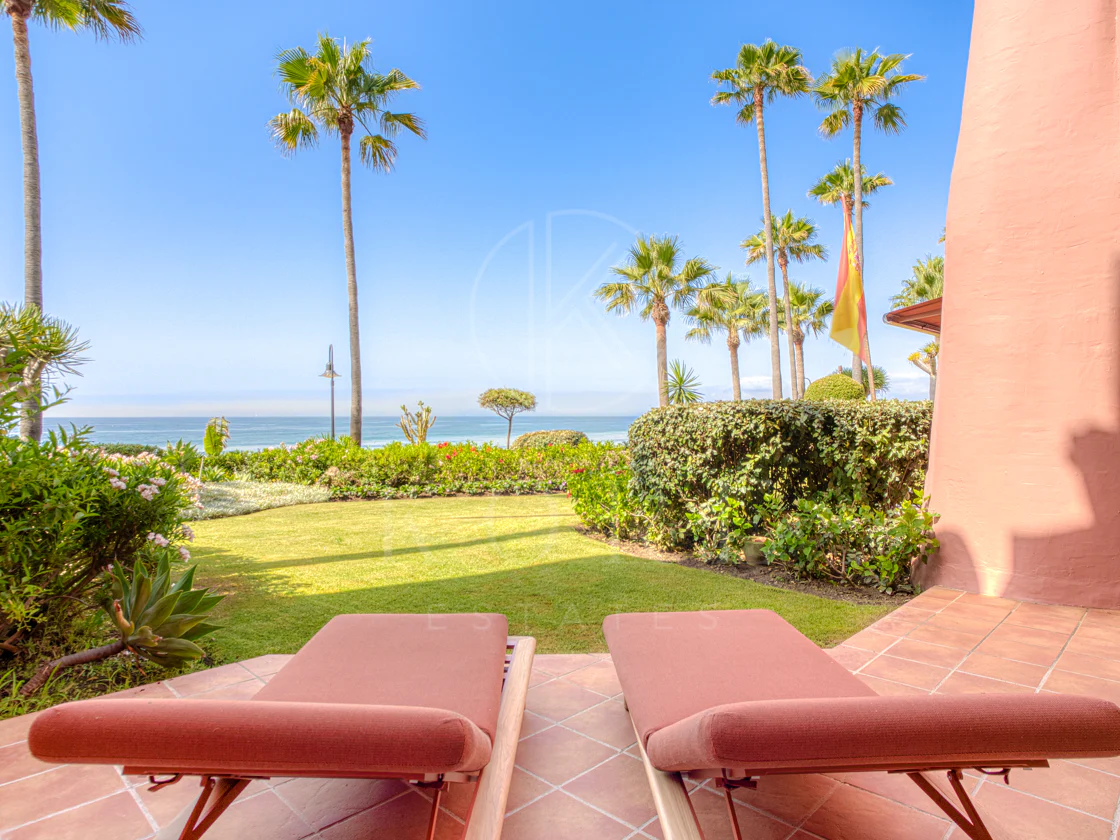 Impecablemente renovado, orientada al sur frente a la playa, jardín apartamento situado en la exclusiva comunidad de Menara Beach en la Nueva Milla de Oro