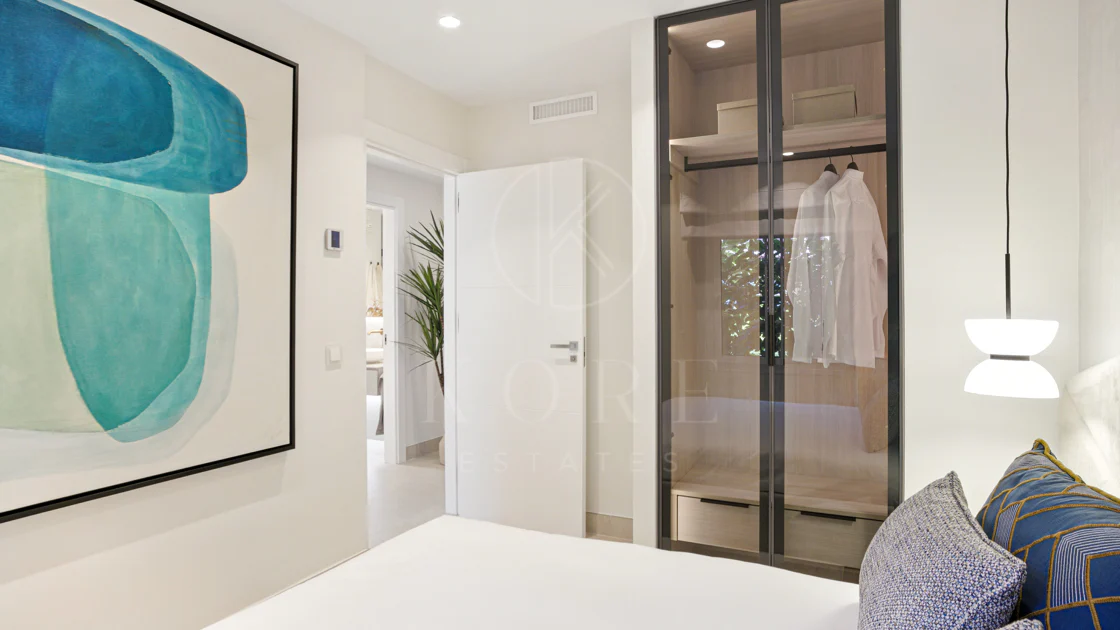 Apartament impecabil renovat, orientat spre sud, cu vedere la plajă, cu grădină, situat în comunitatea exclusivistă Menara Beach, pe căutata New Golden Mile