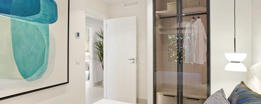 Apartament impecabil renovat, orientat spre sud, cu vedere la plajă, cu grădină, situat în comunitatea exclusivistă Menara Beach, pe căutata New Golden Mile