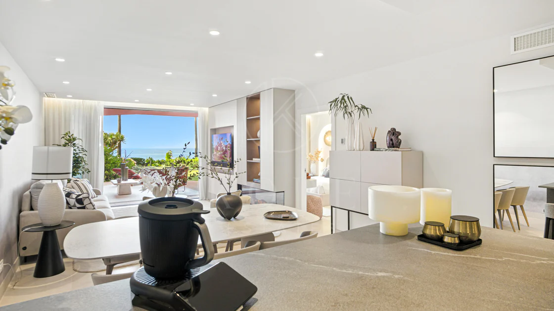 Apartament impecabil renovat, orientat spre sud, cu vedere la plajă, cu grădină, situat în comunitatea exclusivistă Menara Beach, pe căutata New Golden Mile