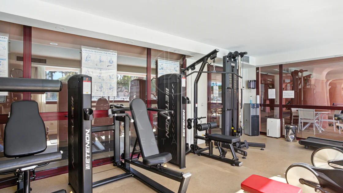 Apartament impecabil renovat, orientat spre sud, cu vedere la plajă, cu grădină, situat în comunitatea exclusivistă Menara Beach, pe căutata New Golden Mile