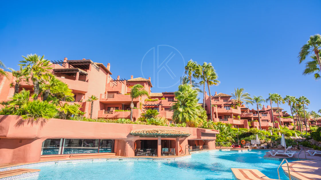 Apartament impecabil renovat, orientat spre sud, cu vedere la plajă, cu grădină, situat în comunitatea exclusivistă Menara Beach, pe căutata New Golden Mile