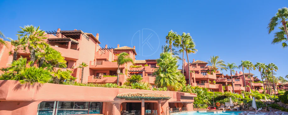 Apartament impecabil renovat, orientat spre sud, cu vedere la plajă, cu grădină, situat în comunitatea exclusivistă Menara Beach, pe căutata New Golden Mile