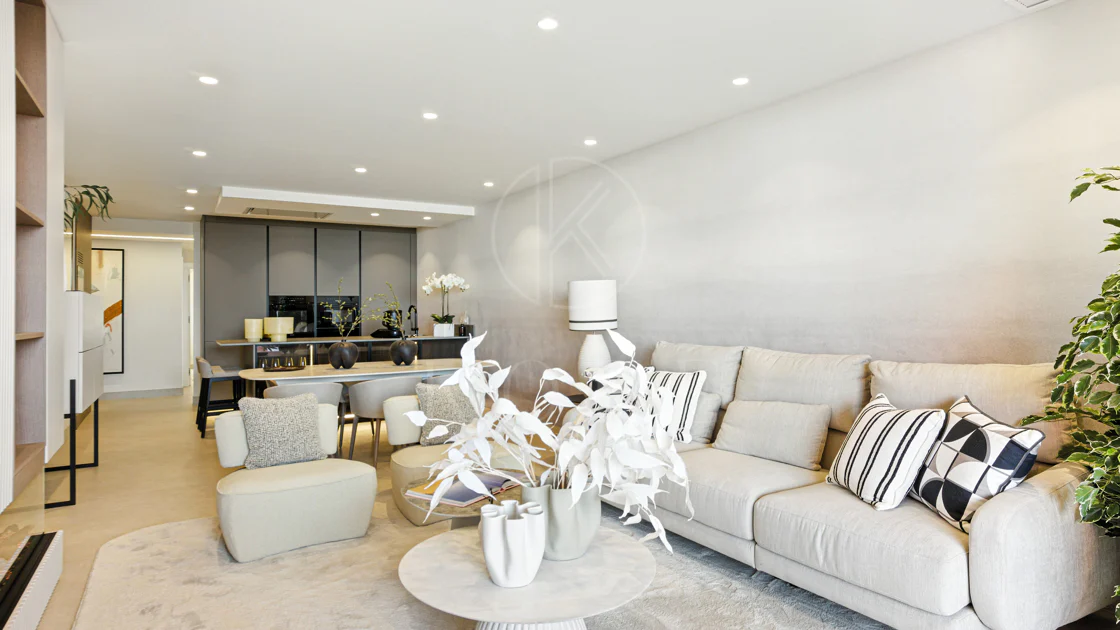 Apartament impecabil renovat, orientat spre sud, cu vedere la plajă, cu grădină, situat în comunitatea exclusivistă Menara Beach, pe căutata New Golden Mile