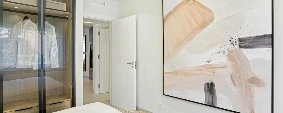 Apartament impecabil renovat, orientat spre sud, cu vedere la plajă, cu grădină, situat în comunitatea exclusivistă Menara Beach, pe căutata New Golden Mile