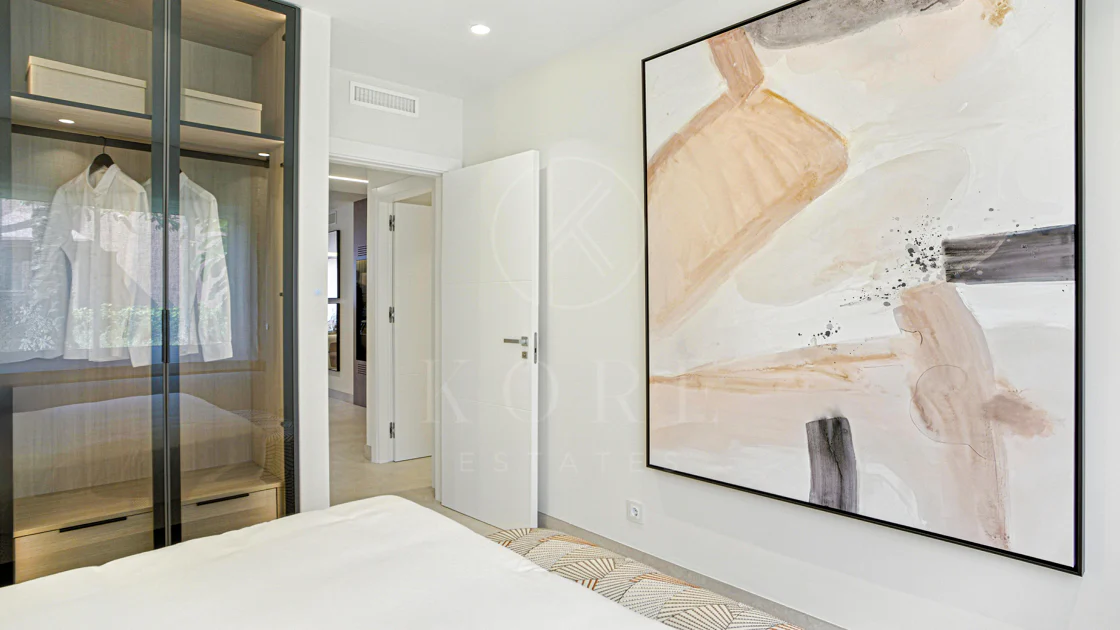 Apartament impecabil renovat, orientat spre sud, cu vedere la plajă, cu grădină, situat în comunitatea exclusivistă Menara Beach, pe căutata New Golden Mile