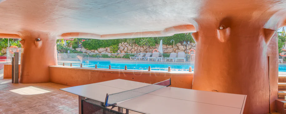 Apartament impecabil renovat, orientat spre sud, cu vedere la plajă, cu grădină, situat în comunitatea exclusivistă Menara Beach, pe căutata New Golden Mile