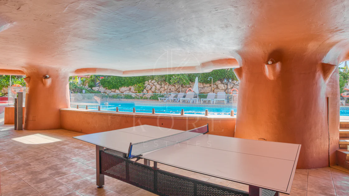 Apartament impecabil renovat, orientat spre sud, cu vedere la plajă, cu grădină, situat în comunitatea exclusivistă Menara Beach, pe căutata New Golden Mile