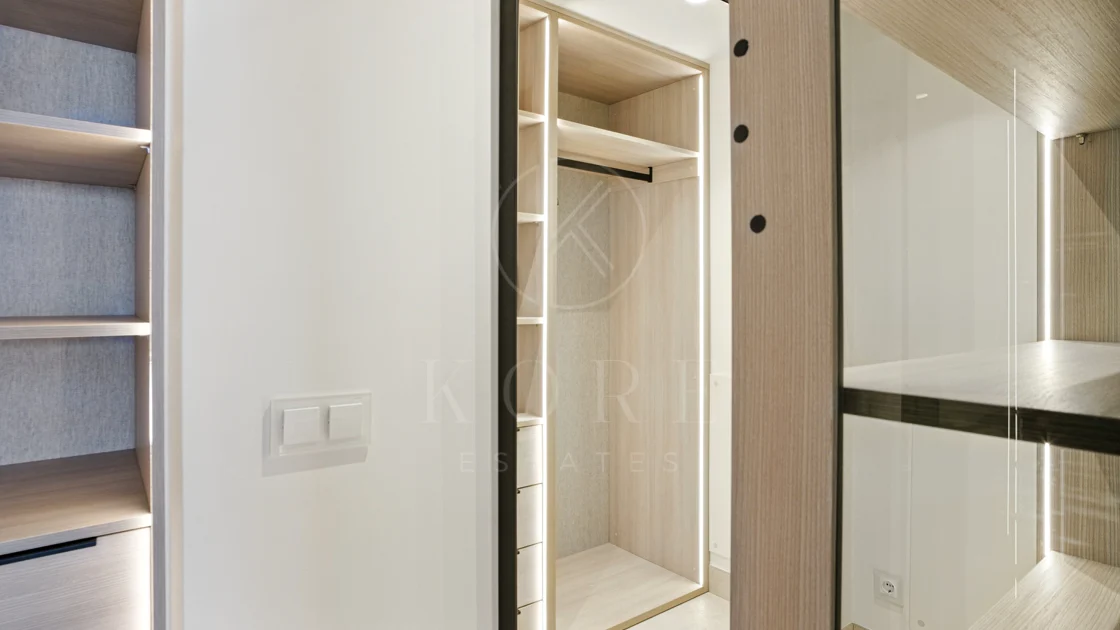 Apartament impecabil renovat, orientat spre sud, cu vedere la plajă, cu grădină, situat în comunitatea exclusivistă Menara Beach, pe căutata New Golden Mile
