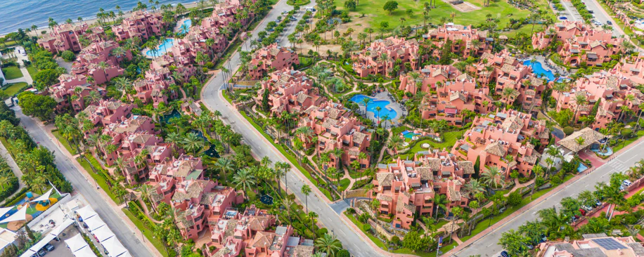Apartament impecabil renovat, orientat spre sud, cu vedere la plajă, cu grădină, situat în comunitatea exclusivistă Menara Beach, pe căutata New Golden Mile