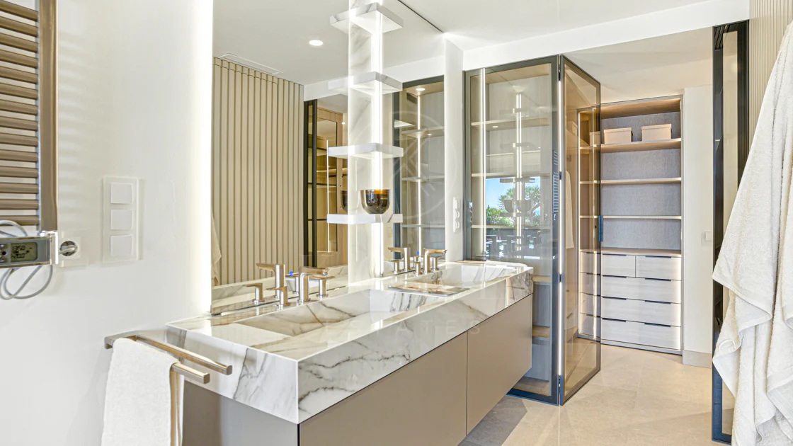 Apartament impecabil renovat, orientat spre sud, cu vedere la plajă, cu grădină, situat în comunitatea exclusivistă Menara Beach, pe căutata New Golden Mile