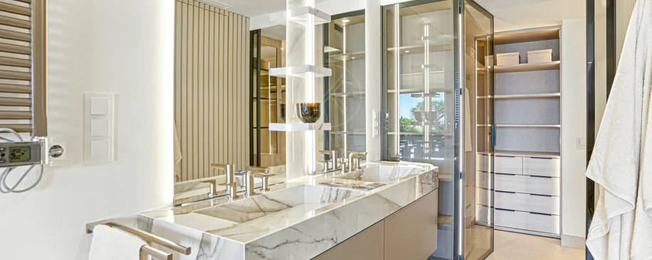 Apartament impecabil renovat, orientat spre sud, cu vedere la plajă, cu grădină, situat în comunitatea exclusivistă Menara Beach, pe căutata New Golden Mile