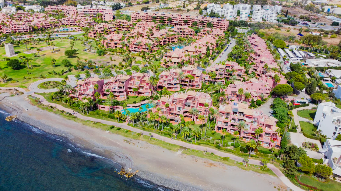 Apartament impecabil renovat, orientat spre sud, cu vedere la plajă, cu grădină, situat în comunitatea exclusivistă Menara Beach, pe căutata New Golden Mile