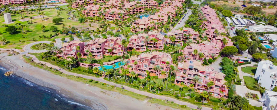 Apartament impecabil renovat, orientat spre sud, cu vedere la plajă, cu grădină, situat în comunitatea exclusivistă Menara Beach, pe căutata New Golden Mile