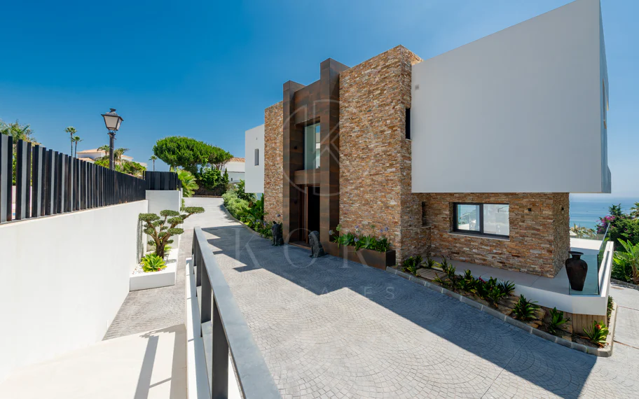 Luxury Villa with Panoramic Sea Views in La Paloma, Manilva