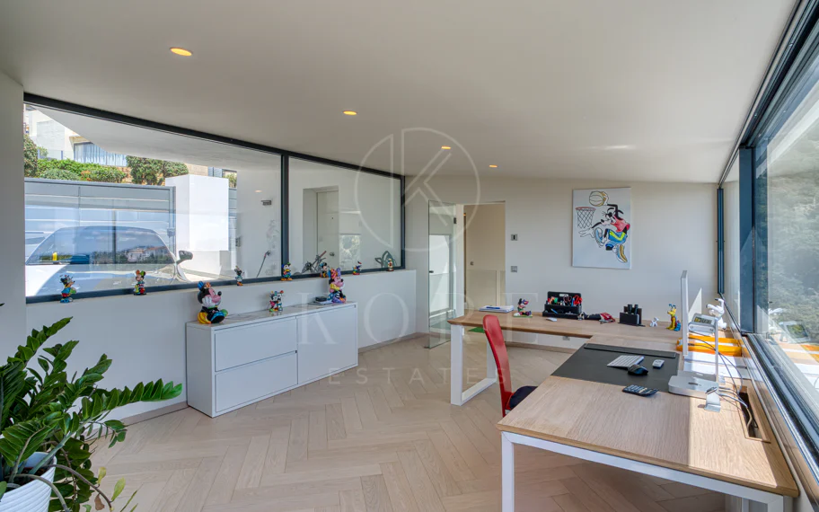 Outstanding, five bedroom Villa located in Altos de Los Monteros with panoramic sea views