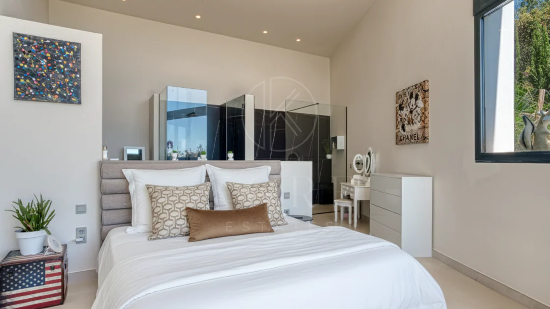 Outstanding, five bedroom Villa located in Altos de Los Monteros with panoramic sea views