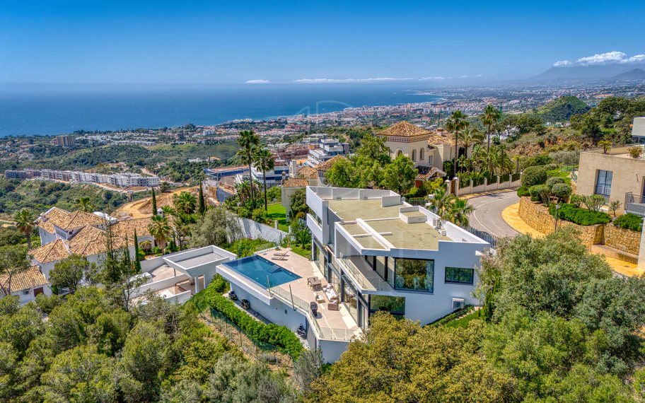 Outstanding, five bedroom Villa located in Altos de Los Monteros with panoramic sea views