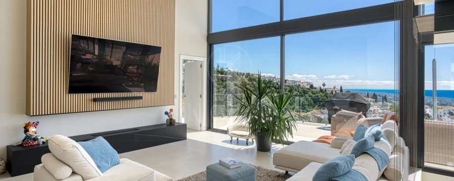 Outstanding, five bedroom Villa located in Altos de Los Monteros with panoramic sea views