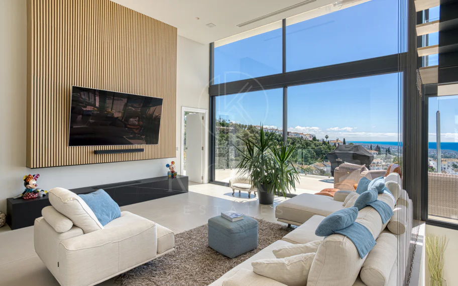 Outstanding, five bedroom Villa located in Altos de Los Monteros with panoramic sea views