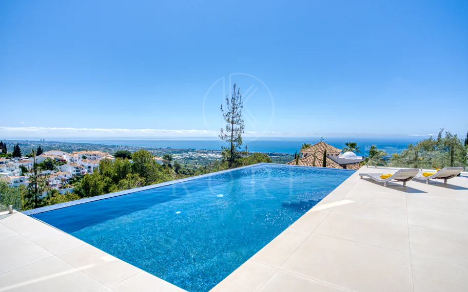 Outstanding, five bedroom Villa located in Altos de Los Monteros with panoramic sea views