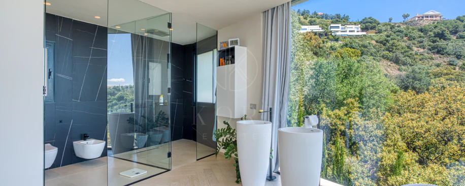 Outstanding, five bedroom Villa located in Altos de Los Monteros with panoramic sea views