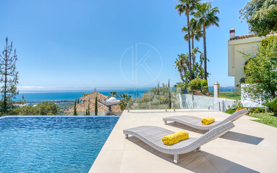 Outstanding, five bedroom Villa located in Altos de Los Monteros with panoramic sea views