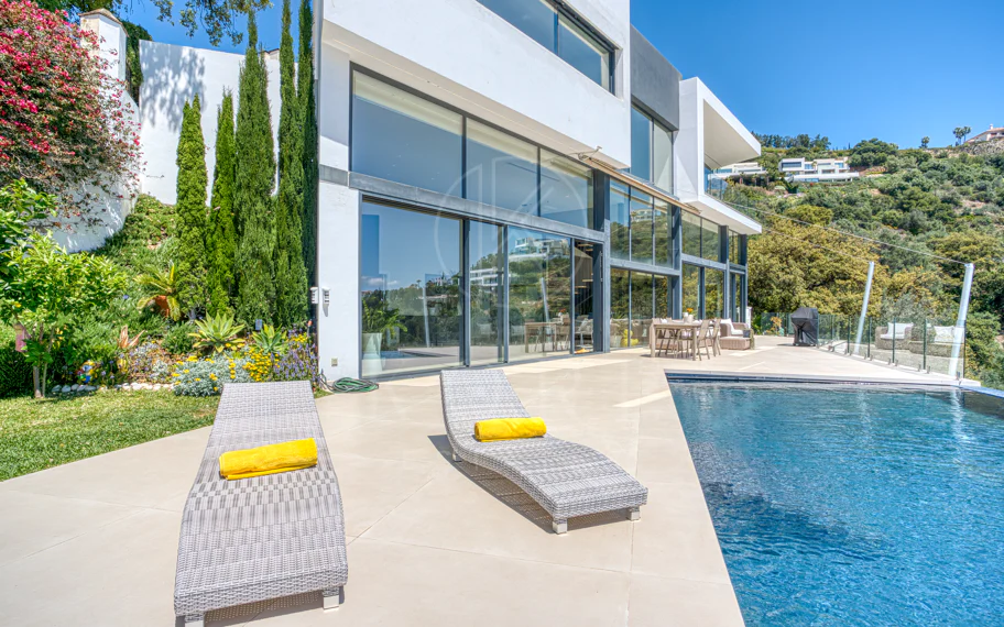Outstanding, five bedroom Villa located in Altos de Los Monteros with panoramic sea views