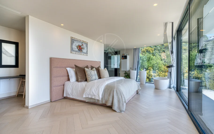 Outstanding, five bedroom Villa located in Altos de Los Monteros with panoramic sea views