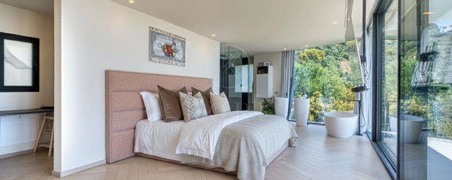 Outstanding, five bedroom Villa located in Altos de Los Monteros with panoramic sea views