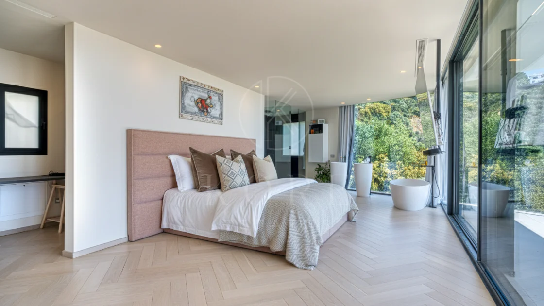 Outstanding, five bedroom Villa located in Altos de Los Monteros with panoramic sea views