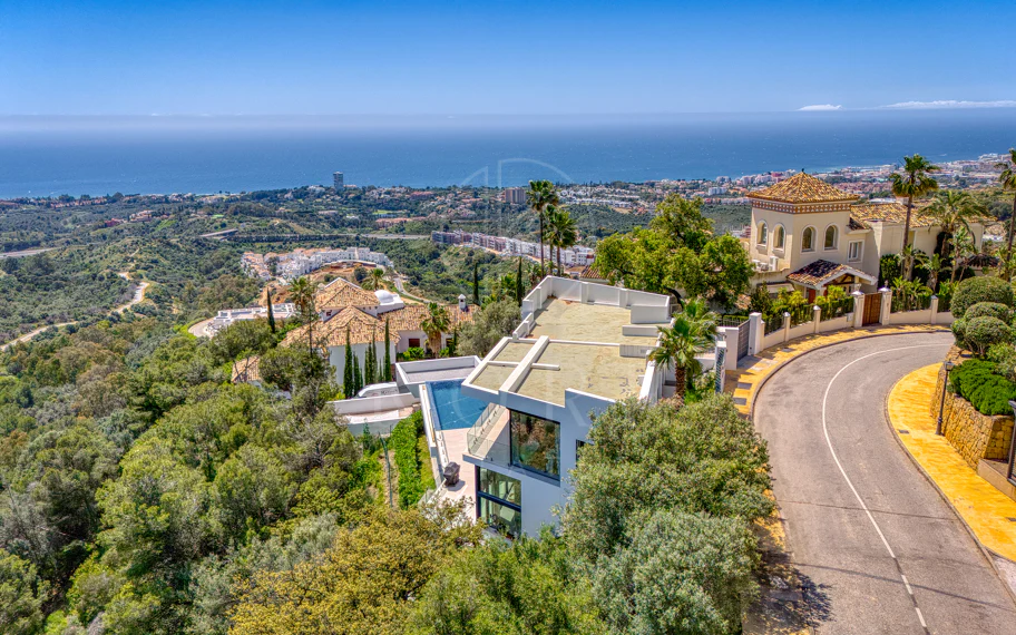 Outstanding, five bedroom Villa located in Altos de Los Monteros with panoramic sea views