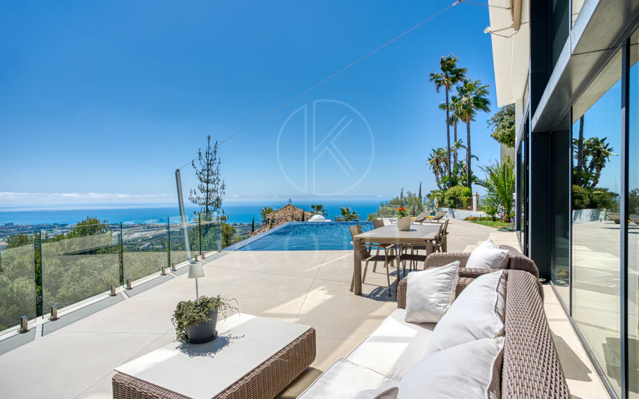 Outstanding, five bedroom Villa located in Altos de Los Monteros with panoramic sea views
