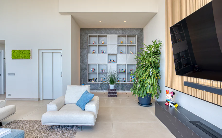 Outstanding, five bedroom Villa located in Altos de Los Monteros with panoramic sea views