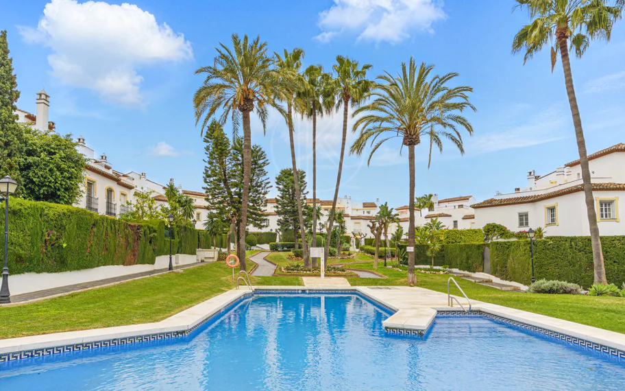 Wonderful three bedroom townhouse with sea views, located in Bel Air, Estepona