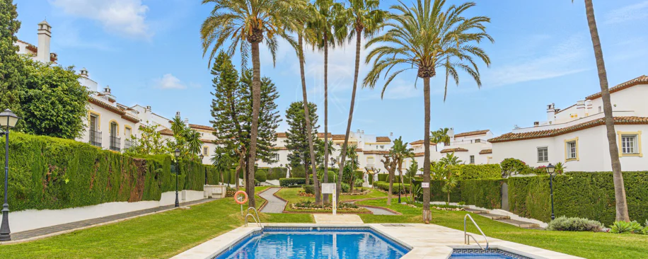 Casă înșiruită minunată cu trei dormitoare și vedere la mare, situată în Bel Air, Estepona