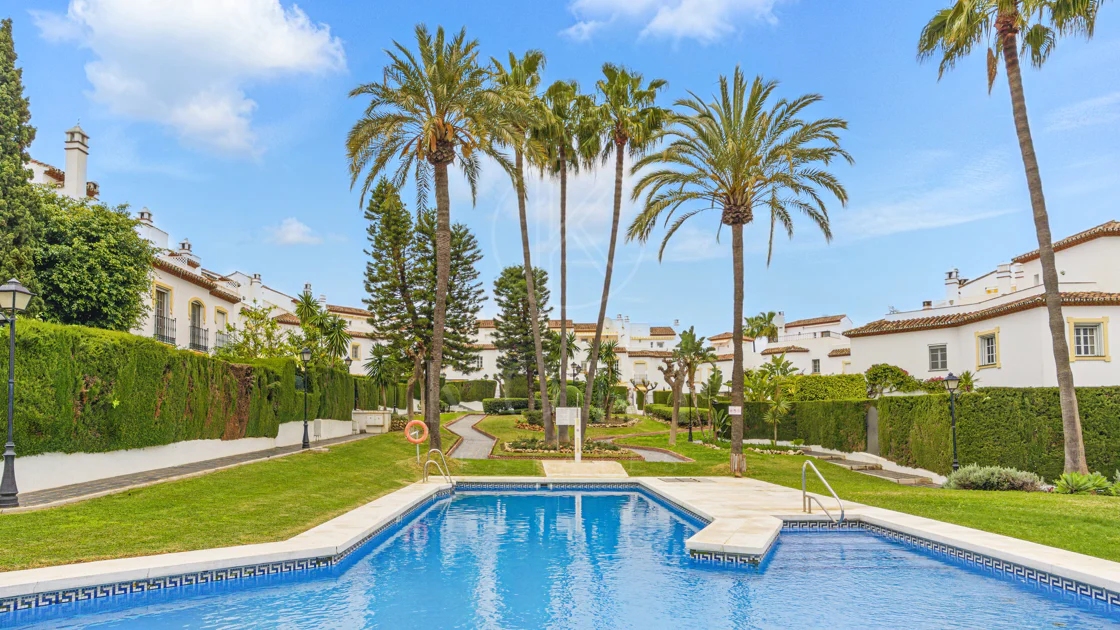 Casă înșiruită minunată cu trei dormitoare și vedere la mare, situată în Bel Air, Estepona
