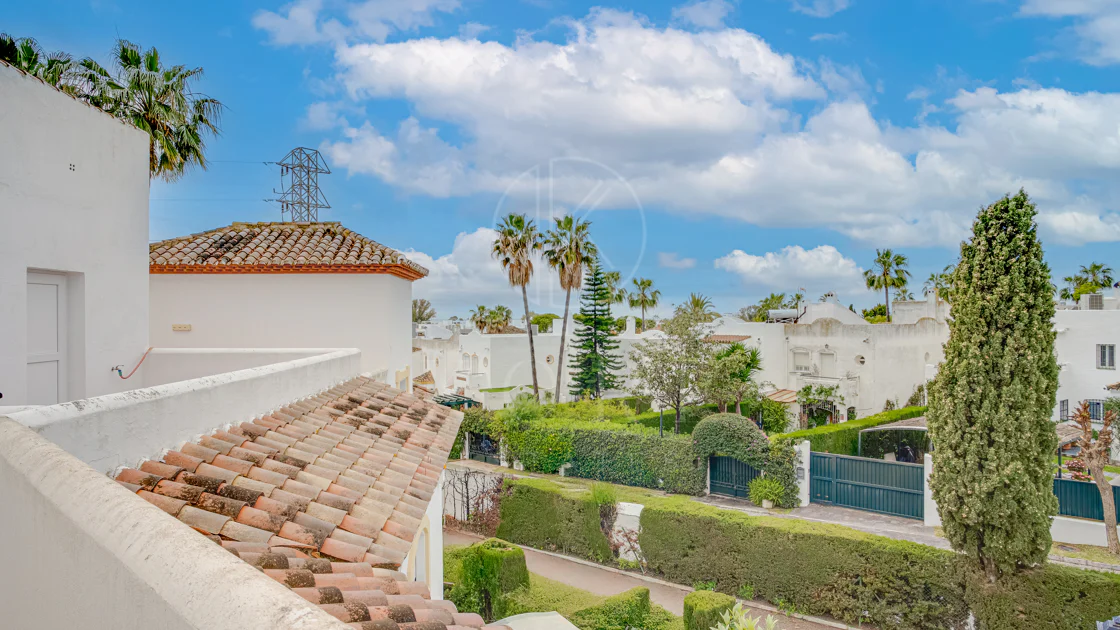 Casă înșiruită minunată cu trei dormitoare și vedere la mare, situată în Bel Air, Estepona