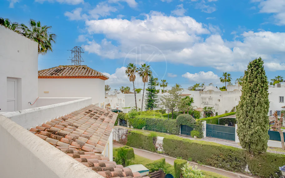 Wonderful three bedroom townhouse with sea views, located in Bel Air, Estepona