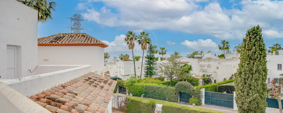 Casă înșiruită minunată cu trei dormitoare și vedere la mare, situată în Bel Air, Estepona