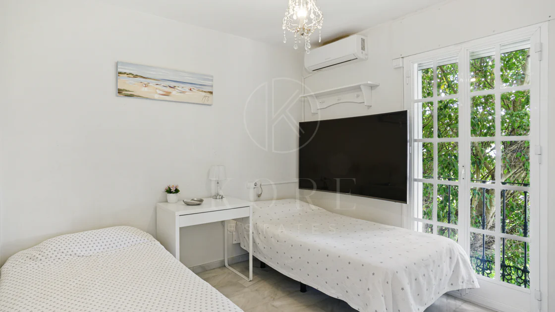 Casă înșiruită minunată cu trei dormitoare și vedere la mare, situată în Bel Air, Estepona