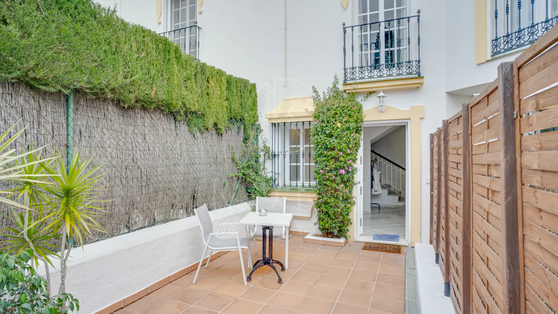 Casă înșiruită minunată cu trei dormitoare și vedere la mare, situată în Bel Air, Estepona
