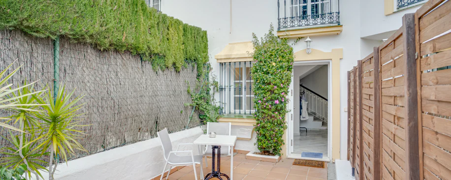 Casă înșiruită minunată cu trei dormitoare și vedere la mare, situată în Bel Air, Estepona
