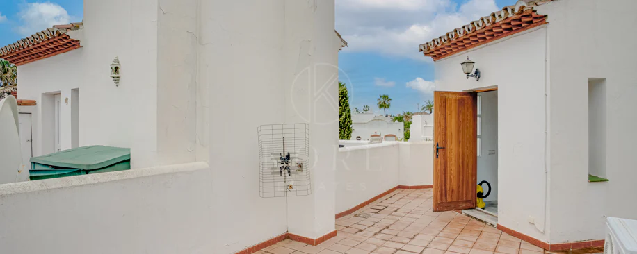 Casă înșiruită minunată cu trei dormitoare și vedere la mare, situată în Bel Air, Estepona