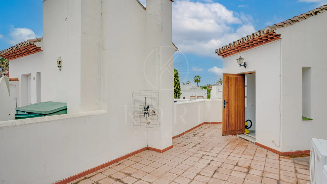 Casă înșiruită minunată cu trei dormitoare și vedere la mare, situată în Bel Air, Estepona