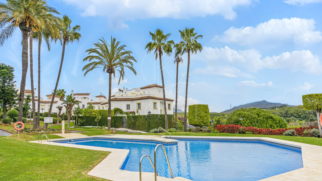 Casă înșiruită minunată cu trei dormitoare și vedere la mare, situată în Bel Air, Estepona