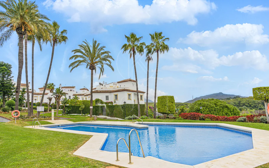 Wonderful three bedroom townhouse with sea views, located in Bel Air, Estepona