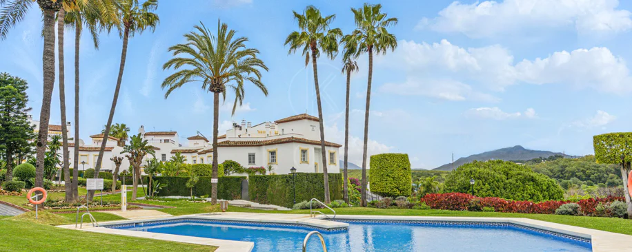 Casă înșiruită minunată cu trei dormitoare și vedere la mare, situată în Bel Air, Estepona
